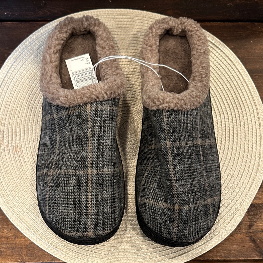 Isotoner slippers, size men’s 9.5 to 10.5., soft lining, cushioned sole, NWT